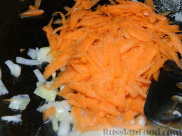 Картофельная запеканка с зеленым горошком и фаршем: Очистить морковь, натереть на крупной терке и обжарить с луком 3 минуты.