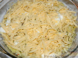 Картофельная запеканка с зеленым горошком и фаршем: Посыпать запеканку натертым на крупной терке сыром.