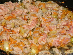 Картофельная запеканка с зеленым горошком и фаршем: Обжарить фарш с овощами почти до готовности, примерно минут 10 на медленном огне.