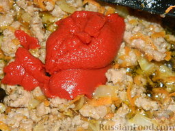 Картофельная запеканка с зеленым горошком и фаршем: Добавить в фарш томат-пасту. Перемешать. Тушить 2 минуты.