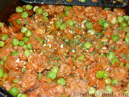 Картофельная запеканка с зеленым горошком и фаршем: В конце приготовления добавить по вкусу соль, специи, зелень.