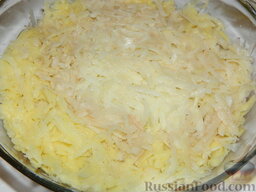 Картофельная запеканка с зеленым горошком и фаршем: Переложить картофель в форму поверх мяса, аккуратно разровняв.