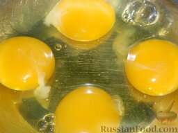 Блины на воде: Как приготовить блины на минеральной воде:    Выпустите яйца в миску.