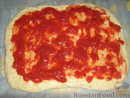 Пицца с домашними колбасками и рукколой: Тесто раскатываем, размещаем сверху сырой помидорный соус.