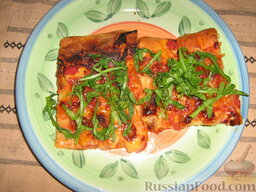 Пицца с домашними колбасками и рукколой: Режем пиццу с колбасками на куски и посыпаем рукколой. Приятного аппетита!