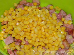 Салат "Подсолнух" с ветчиной: Открыть баночку кукурузы,слить жидкость и пересыпать в миску с ветчиной.