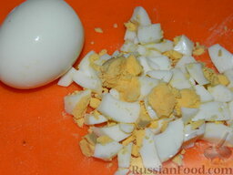 Салат "Подсолнух" с ветчиной: Яйца отварить вкрутую, охладить, очистить и нарезать кубиками.
