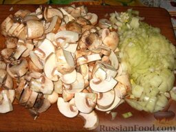 Постный вариант каши по-сибирски: Режем грибы кусочками, лук режем мелкими кубиками.