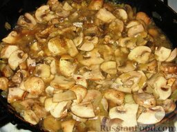 Постный вариант каши по-сибирски: На оставшемся в сковороде масле обжариваем лук, добавляем шампиньоны и жарим их 10 минут.