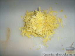 Буррито "Текс-Мекс": Сыр натираем на терке, всыпаем его в начинку и даем ему расплавиться.