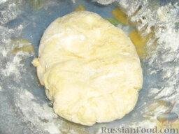 Буррито "Текс-Мекс": Пока начинка доходит, готовим тесто для тортильи. Смешиваем муку и картофель, размятый в пюре, добавляем соль, масло и воду. Замешиваем эластичное тесто. Даем ему постоять  полчасика. Конечно, можно заменить домашние тортильи тонким лавашом.