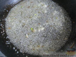 Суп из красной чечевицы: Разогреть сковороду, налить растительное масло. Добавить натертый лук и жарить на среднем огне, помешивая, 2-3 минуты.
