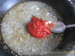 Суп из красной чечевицы: Затем добавить томатную пасту.