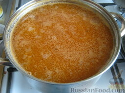 Суп из красной чечевицы: Вскипятить воду (2-2,5 л), выложить зажарку. С чечевицы слить воду и добавить к жареному луку и томатной пасте. Варить 10-15 минут.