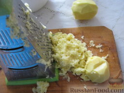 Суп из красной чечевицы: За это время очистить, помыть картофель. Натереть его на мелкой терке и добавить в кастрюлю.