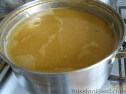 Суп из красной чечевицы: Посолить, поперчить и варить суп из красной чечевицы еще 10 минут до готовности картошки. Потом картофель с чечевицей довести до пюреобразного состояния с помощью блендера.