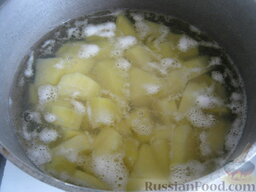 Постные пироги с картошкой: Как приготовить пироги с картошкой:    Сделать начинку. Почистить, помыть и нарезать картофель кубиками. Залить холодной водой. Варить до готовности 20-25 минут.