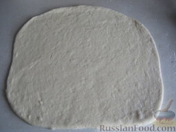 Постные пироги с картошкой: Разделить тесто на 4-6 частей. Тесто раскатать до толщины около 5 мм.