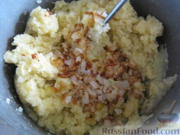 Постные пироги с картошкой: Когда картофель сварился, воду слить. Сделать пюре давилкой для картофеля. Добавить лук вместе с маслом.