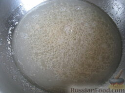 Постные пироги с картошкой: Сделать тесто. В теплой воде растворить дрожжи, добавить сахар, соль и растительное масло. Хорошо перемешать.