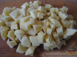 Солянка овощная с шампиньонами: Как приготовить солянку овощную с грибами:    Картофель почистить, помыть и нарезать мелко кубиками.