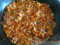 Солянка овощная с шампиньонами: Затем добавить томатную пасту. Перемешать.