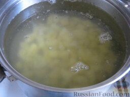 Солянка овощная с шампиньонами: Налить в кастрюлю 2,5 литра воды, поставить на огонь. Когда вода вскипит опустить картошку. Варить 15-20 минут.