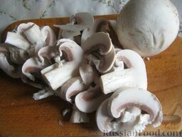 Солянка овощная с шампиньонами: Пока варится картофель грибы помыть и нарезать.