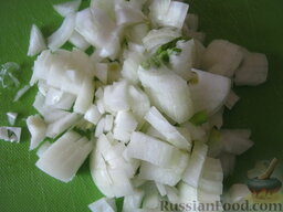Солянка овощная с шампиньонами: Почистить лук, помыть и мелко порезать на кубики.