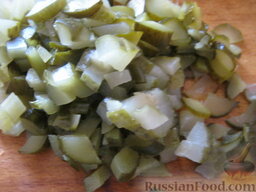 Солянка овощная с шампиньонами: Огурцы нарезать кубиками или соломкой.