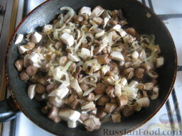 Солянка овощная с шампиньонами: Нагреть сковороду, налить растительное масло. Обжарить на среднем огне 4-5 минут половину лука и грибы, периодически помешивать.