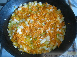 Солянка овощная с шампиньонами: Сделать поджарку. Нагреть сковороду, налить растительное масло. Обжарить на среднем огне 4-5 минут лук и морковь, периодически помешивать.