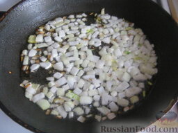 Котлеты из речной рыбы "Лакомка": Разогреть сковороду, налить растительное масло. Обжарить лук, помешивая, 1-2 минуты. Остудить.