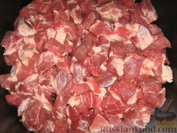 Чанахи со свининой: Как приготовить чанахи из свинины:    Мясо режем кубиками. Выкдадываем в казанок, присаливаем.