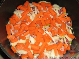 Чанахи со свининой: Слой морковки, порезанной брусочками или кубиками.