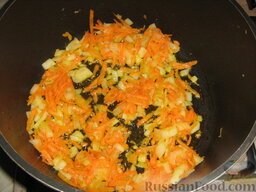 Борщ богатый: Как сварить борщ красный с фасолью и грибами:    Лук и морковь спассеровать на оливковом масле.