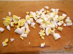 Кальмары, фаршированные крабовым салатом: Яйца сварить вкрутую, очистить и мелко нарезать.