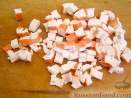 Кальмары, фаршированные крабовым салатом: Крабовые палочки мелко нарезать.