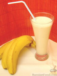 Молочно-банановый коктейль "Сладкоежка": Подавать молочно-банановый коктейль в высоком бокале с соломинкой.    Приятного аппетита!