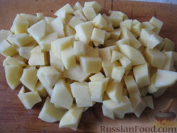 Крем-суп гороховый: Почистить и помыть картофель, нарезать на мелкие кубики.