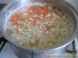Крем-суп гороховый: В кастрюлю с горохом добавить нарезанный кубиками картофель, морковь, репчатый лук. Все вместе варить ещё 20 минут, снять с огня и дать настояться.