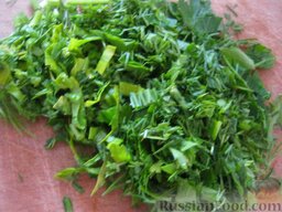 Салат "Греческий" с брынзой: Зелень помыть, обсушить и мелко нарезать.
