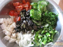 Салат "Греческий" с брынзой: Соединить все ингредиенты в миске. По вкусу посолить и поперчить свежемолотым перцем.  Сбрызнуть салат 