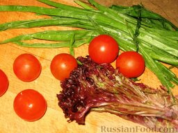 Салат с фаршированными кабачками: Как приготовить овощной салат с кабачками фаршированными:    Все овощи вымыть.  Кабачок  завернуть в фольгу и запечь в духовке. Готовность можно проверить, проткнув фольгу зубочисткой. Охладить.
