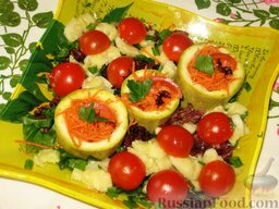 Салат с фаршированными кабачками: На середину салатницы выложить фаршированные кабачки с морковью, а вокруг них салат. Украсить помидорами черри.  Приятного аппетита!