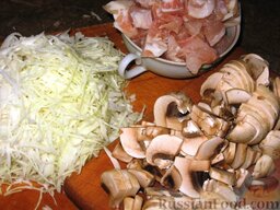 Китайский рыбный суп: Как приготовить рыбный суп с грибами по-китайски:    Филе рыбы порезать кубиками 2х2см. У меня было филе пангасиуса. Капусту мелко нашинковать. Грибы почистить и нарезать тонкими ломтиками.