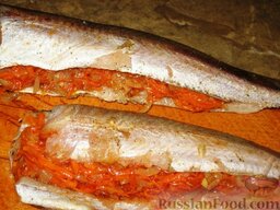 Запеченный хек с овощной начинкой: Вложить начинку в середину рыбы. При тепловой обработке хек иногда может деформироваться. Если вы этого опасаетесь, обмотайте рыбу легко, не стягивая, кулинарным шпагатом.