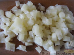 Салат "Гостей не ждали": Открыть баночку ананасов. Слить сироп. Кольца нарезать на кусочки.