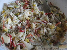 Салат "Гостей не ждали": Открыть пачку сухариков. Все ингредиенты сложить в миску, заправить салат с ананасом и кукурузой майонезом по вкусу. Хорошо перемешать.
