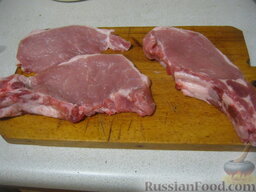 Отбивная из свинины на косточке: Как приготовить отбивные из свинины на косточке:    Мясо помыть, обсушить, разрезать на порционные куски по косточке.